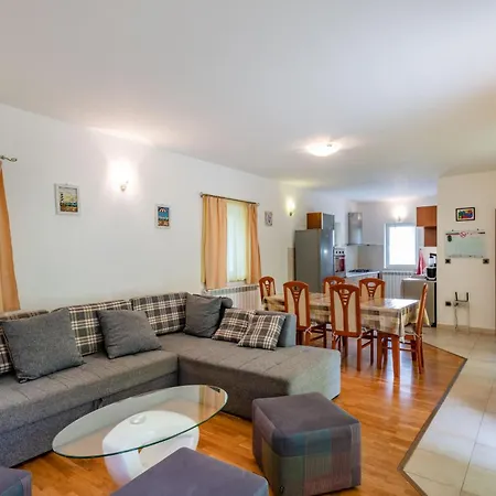 Kika, A New, Modern And Romantic With A Pool Krapan