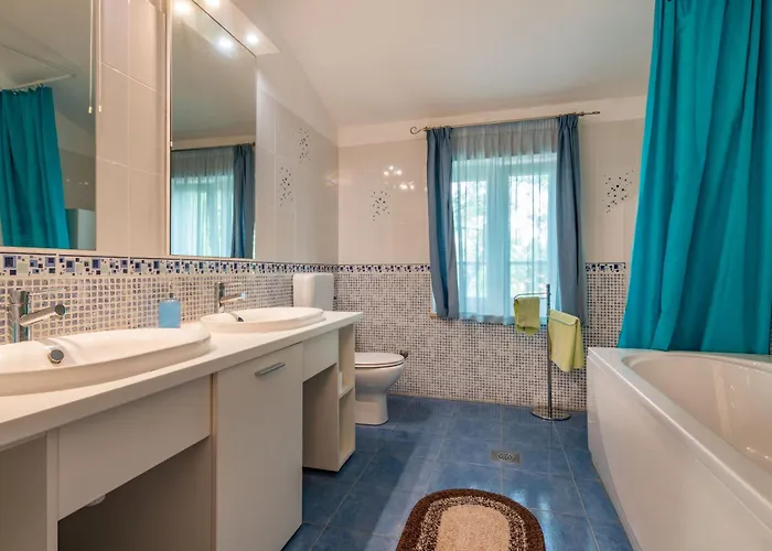 Kika, A New, Modern And Romantic With A Pool Vikendica